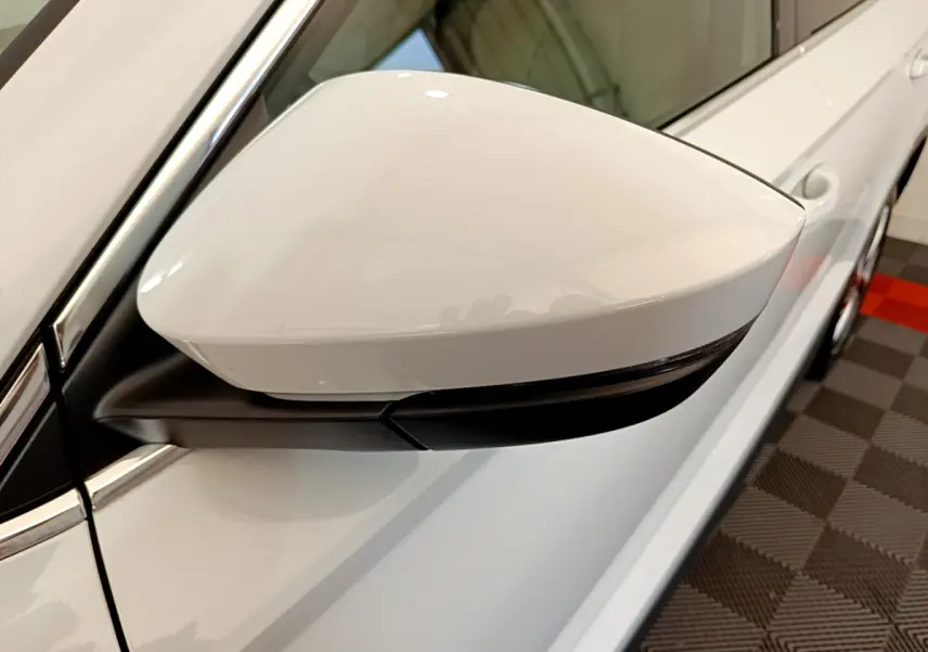 Rétroviseur côté gauche blanc du Skoda Karoq 2.0 TDI 116ch DSG7 Style 2023, vue rapprochée en angle supérieur.