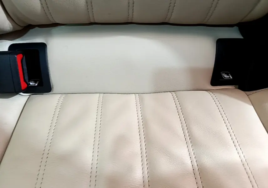 Gros plan sur la banquette arrière beige du Skoda Karoq 2023 avec fixations ISOFIX visibles.