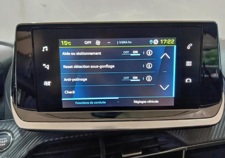 Écran tactile central de la Peugeot 208 électrique 2023 affichant les réglages d’aide à la conduite.