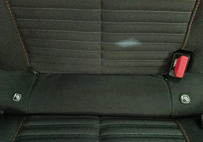 Gros plan sur la banquette arrière noire de la Peugeot 208 électrique 2023 avec fixations Isofix visibles.