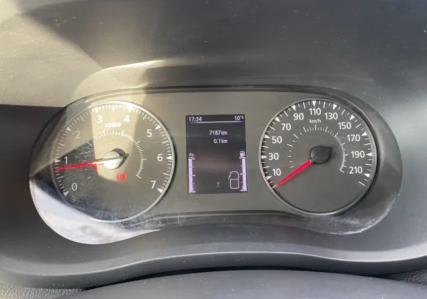 Vue rapprochée du tableau de bord du Renault Master 2024, affichant le compteur de vitesse et le compte-tours.