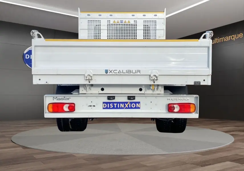Vue arrière du Renault Master blanc 2024 avec benne Excalibur et feux arrière visibles.
