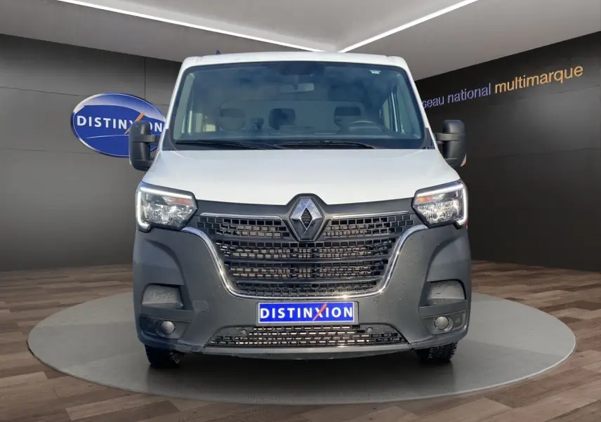 Vue frontale d’un Renault Master blanc 2024 avec calandre noire et logo Renault bien visible, en showroom.