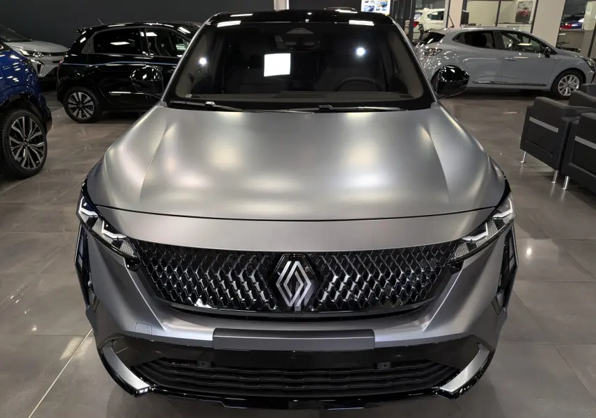 Vue frontale d'une Renault Rafale E-Tech full hybrid gris schiste satin avec calandre noire et éclairage LED distinctif.