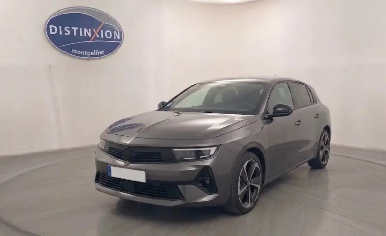 Opel Astra 1.5 Diesel 130 ch gris vue 3/4 avant droit en intérieur avec jantes alliage distinctives.