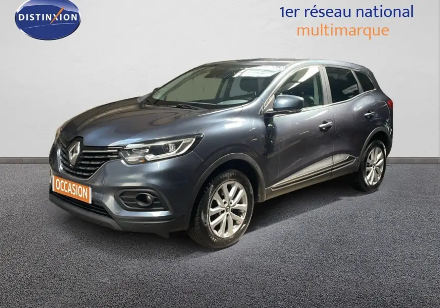 Renault Kadjar bleu foncé métal en 3/4 avant droit, mettant en valeur ses phares LED et sa calandre distinctive.