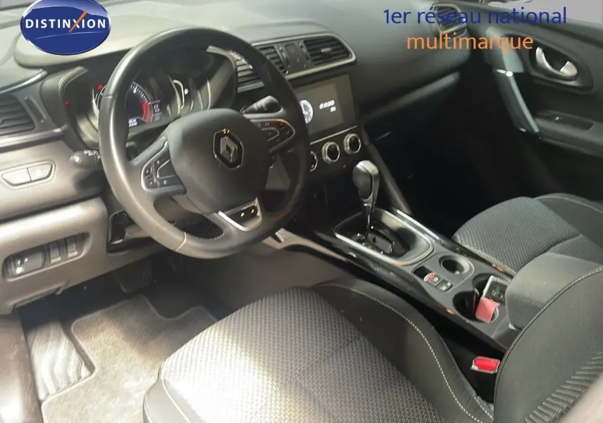 Intérieur du Renault Kadjar 2021 vu côté conducteur, avec tableau de bord moderne et console centrale équipée d'une boîte automatique.