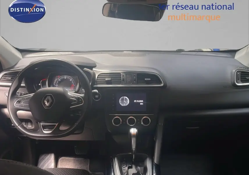 Vue intérieure du tableau de bord du Renault Kadjar 2021, avec volant multifonction et écran central allumé.