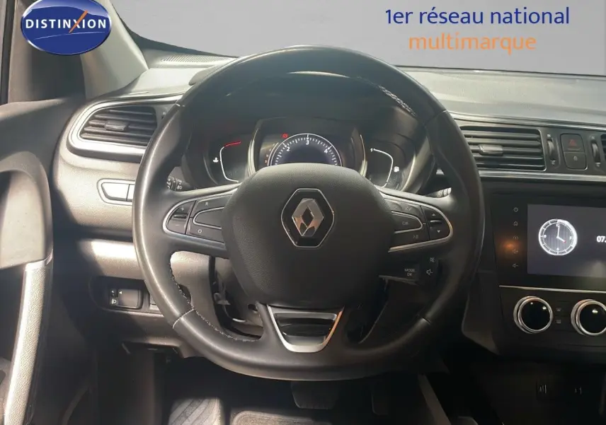 Vue rapprochée du volant et du tableau de bord noir du Renault Kadjar Bluetci 115ch EDC Business 2021.