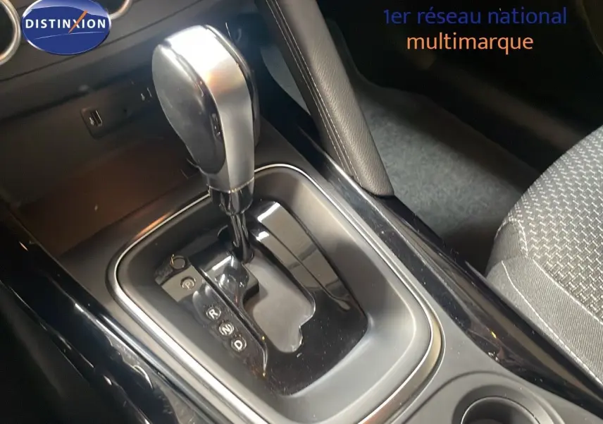 Le levier de vitesses automatique de la Renault Kadjar Bleu Foncé Métal vu en gros plan dans l'habitacle côté conducteur.