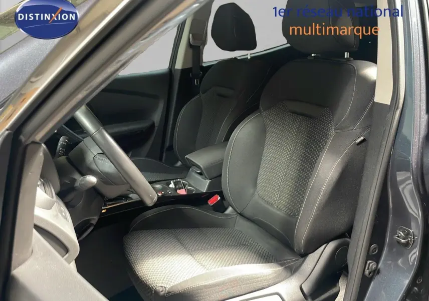 Intérieur du Renault Kadjar bleu foncé, vue côté conducteur sur les sièges avant en tissu noir.