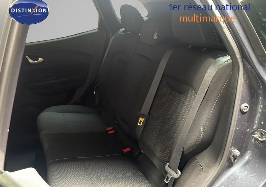 Vue intérieure du siège arrière côté droit d'un Renault Kadjar bleu foncé, avec ceinture de sécurité attachée.