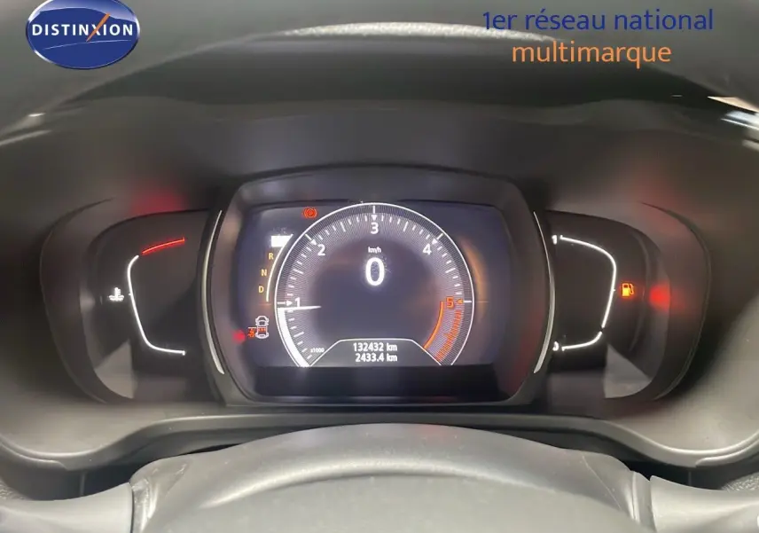 Vue rapprochée du tableau de bord numérique du Renault Kadjar bleu foncé, affichant 132432 km au compteur.