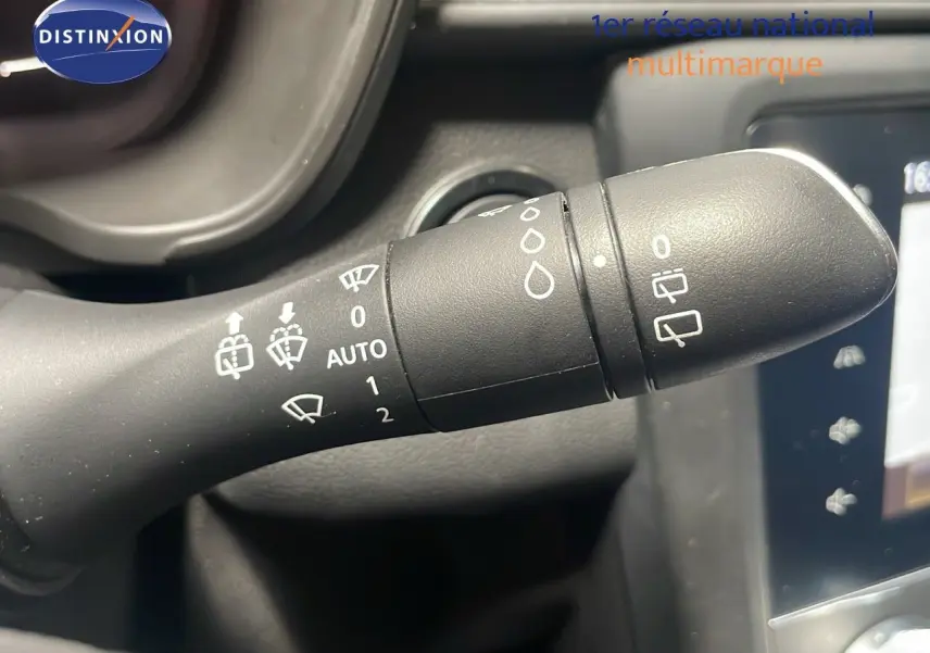 Le levier de commande des essuie-glaces du Renault Kadjar bleu foncé, avec pictogrammes blancs visibles.