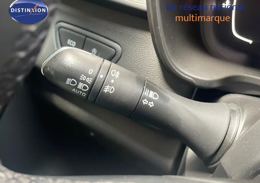 Gros plan sur la commande des phares et clignotants dans l'habitacle du Renault Kadjar bleu foncé 2021.