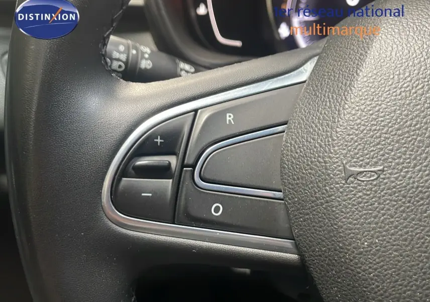 Gros plan sur les commandes au volant noir du Renault Kadjar bleu foncé, version Business diesel 2021.