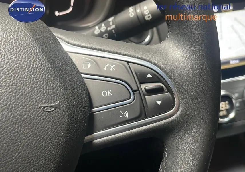 Gros plan sur les commandes au volant du Renault Kadjar 2021, finition Business, avec boutons multifonctions et cuir noir.