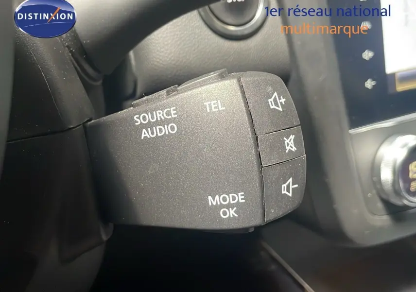 Commande audio au volant du Renault Kadjar 2021, boutons pour source, téléphone et volume, intérieur noir.