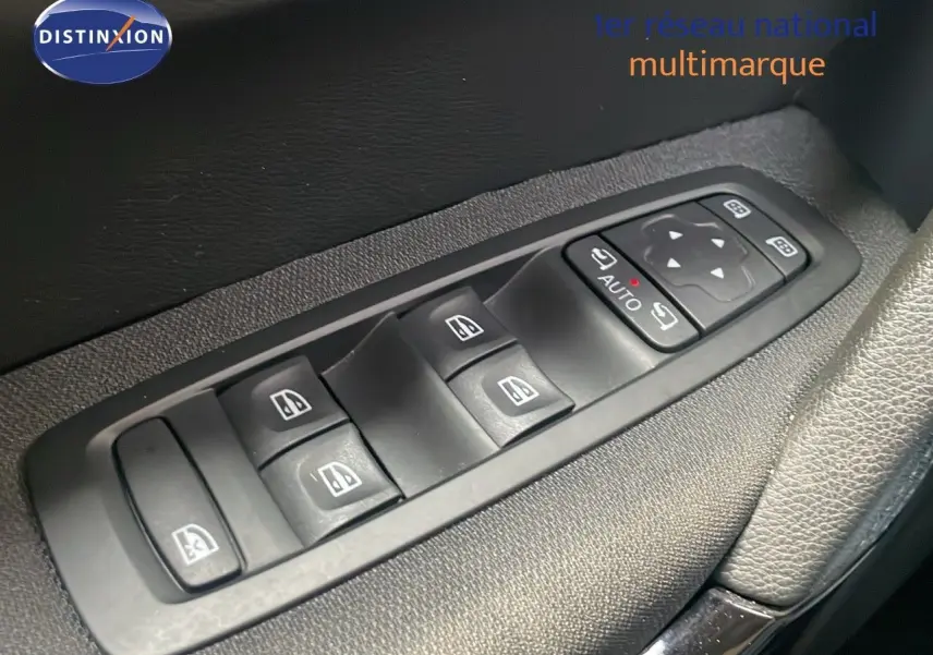 Gros plan sur les commandes des vitres électriques côté conducteur du Renault Kadjar bleu foncé 2021.