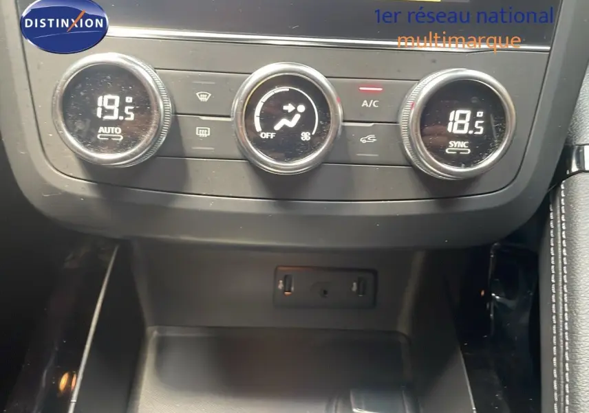 Tableau de bord du Renault Kadjar 2021 avec commandes de climatisation et prises USB visibles en gros plan.