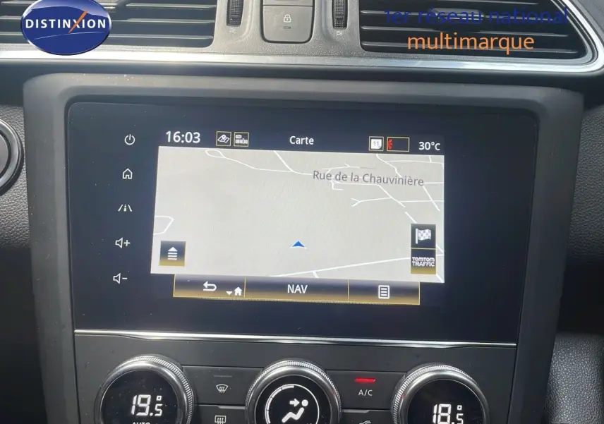 Écran tactile central du tableau de bord du Renault Kadjar 2021 avec navigation et commandes climatisation visibles.