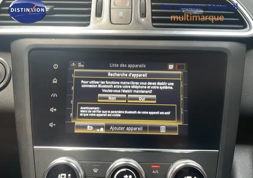 Vue rapprochée de l'écran tactile central et des commandes de climatisation du Renault Kadjar 2021.