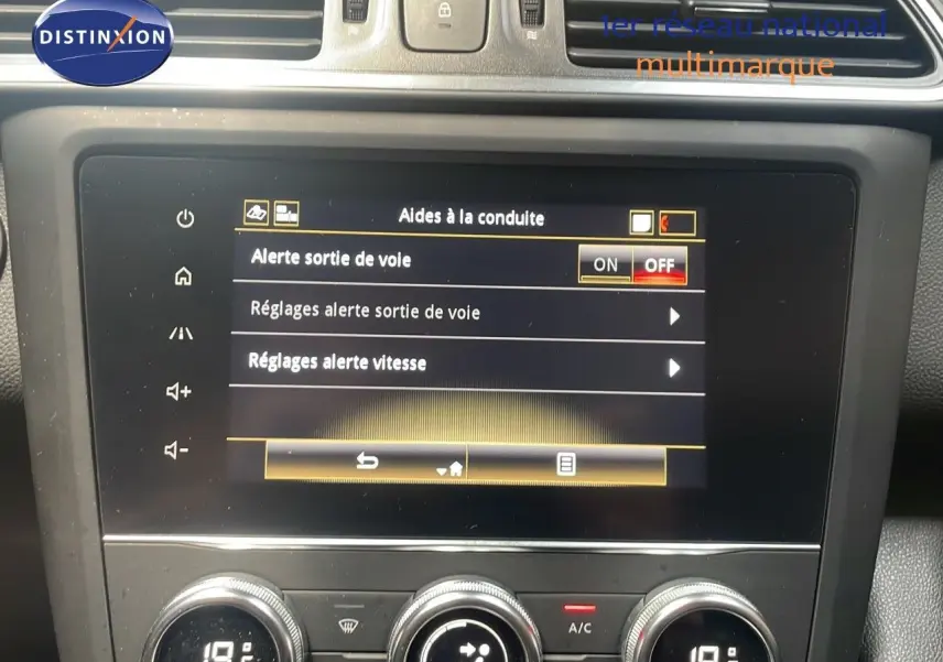Écran tactile du système d'aide à la conduite du Renault Kadjar 2021, affichant les réglages d'alerte sortie de voie.