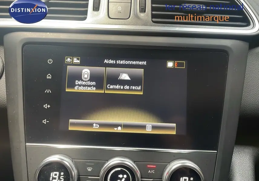 Vue rapprochée de l'écran tactile central du Renault Kadjar bleu foncé, affichant les aides au stationnement.