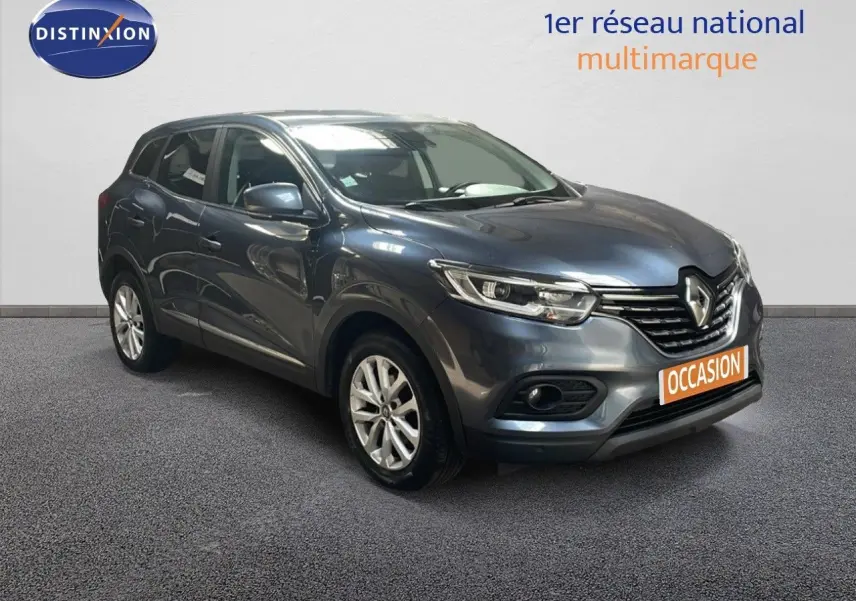 Renault Kadjar bleu foncé métal en 3/4 avant droit, avec calandre chromée et phares LED allumés.