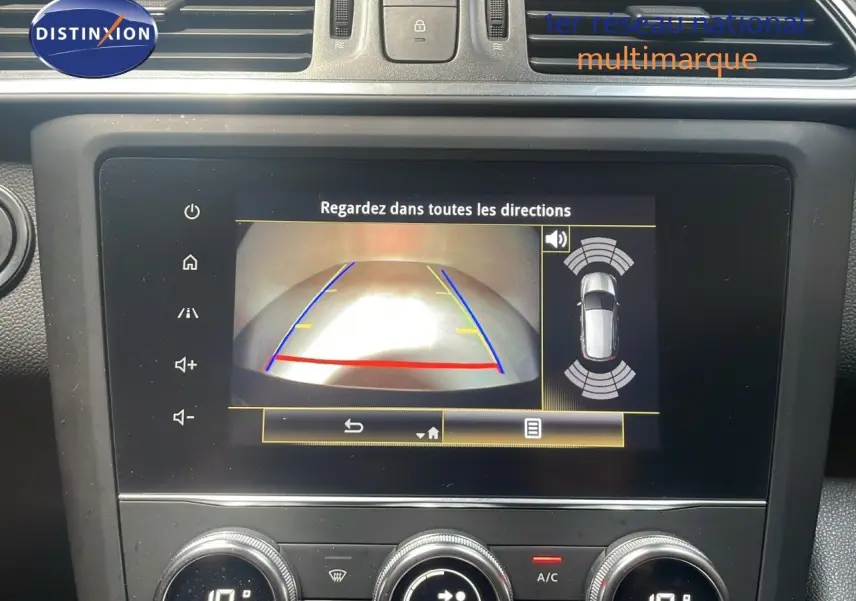 Écran multimédia du Renault Kadjar 2021 montrant la caméra de recul et les capteurs de stationnement.