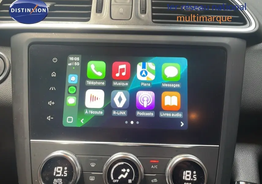 Écran tactile central affichant les applications connectées dans l'habitacle d'un Renault Kadjar 2021.