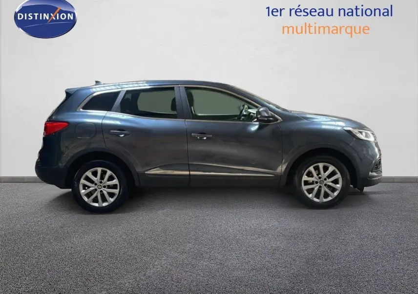 Profil côté gauche d'un Renault Kadjar bleu foncé métal, finition Business, sur fond neutre intérieur.