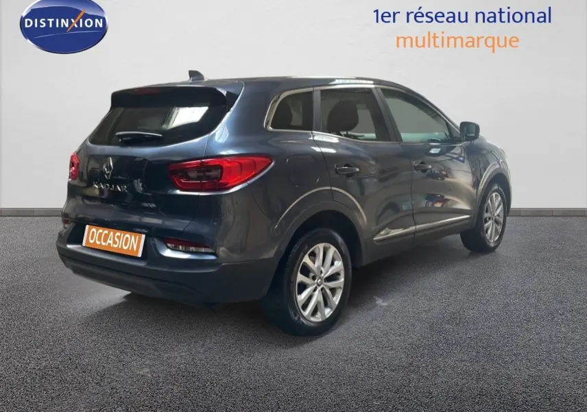 Renault Kadjar bleu foncé métal vu en 3/4 arrière droit, soulignant ses feux LED et jantes alliage.