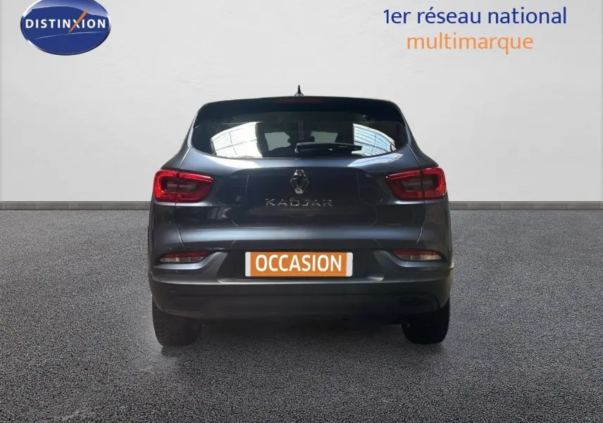 Vue arrière d'un Renault Kadjar bleu foncé métallisé avec feux arrière LED et plaque d'immatriculation "OCCASION".