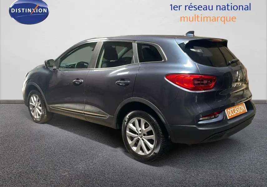 Renault Kadjar bleu foncé métal vu de profil côté gauche, avec feux arrière et jantes alliage visibles.