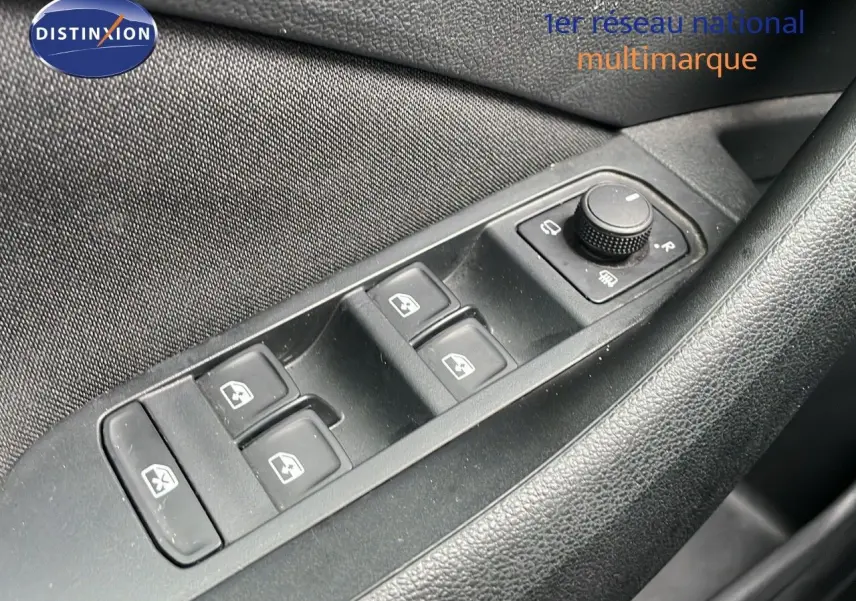 Gros plan sur les commandes des vitres et rétroviseurs côté gauche d'un Skoda Kamiq rouge Velvet Metal 2024.