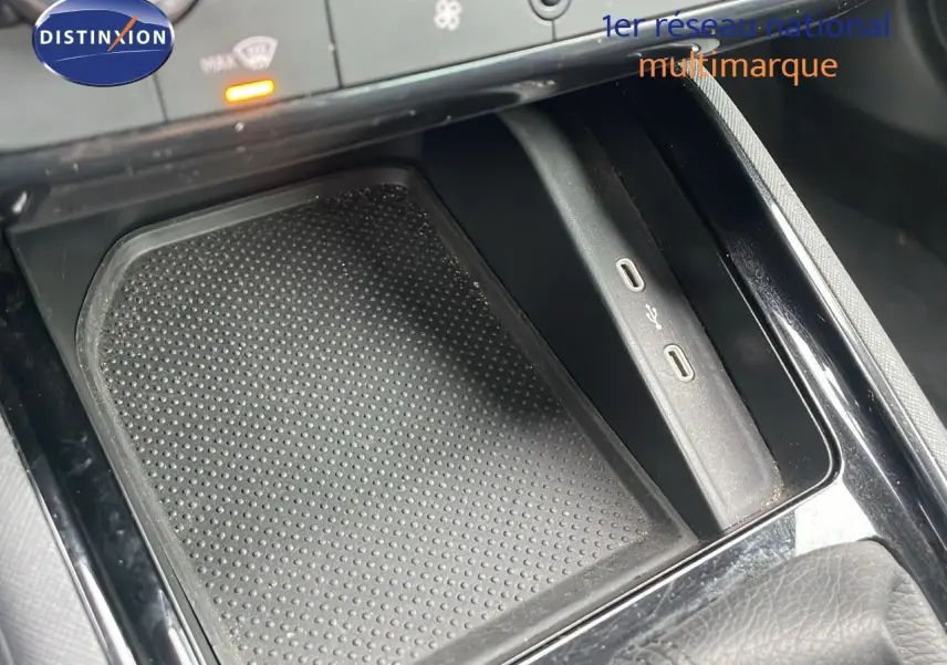 Gros plan sur la console centrale du Skoda Kamiq 2024, montrant un espace de rangement avec ports USB-C intégrés.