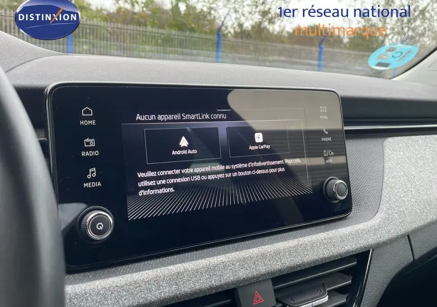 Écran tactile central du tableau de bord d'une Skoda Kamiq 2024, finition Selection, avec interface Android Auto et Apple CarPlay.