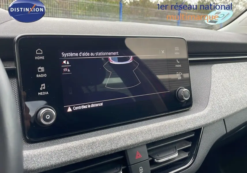 Écran tactile du système d'aide au stationnement dans l'habitacle d'un Skoda Kamiq 2024, finition Selection.