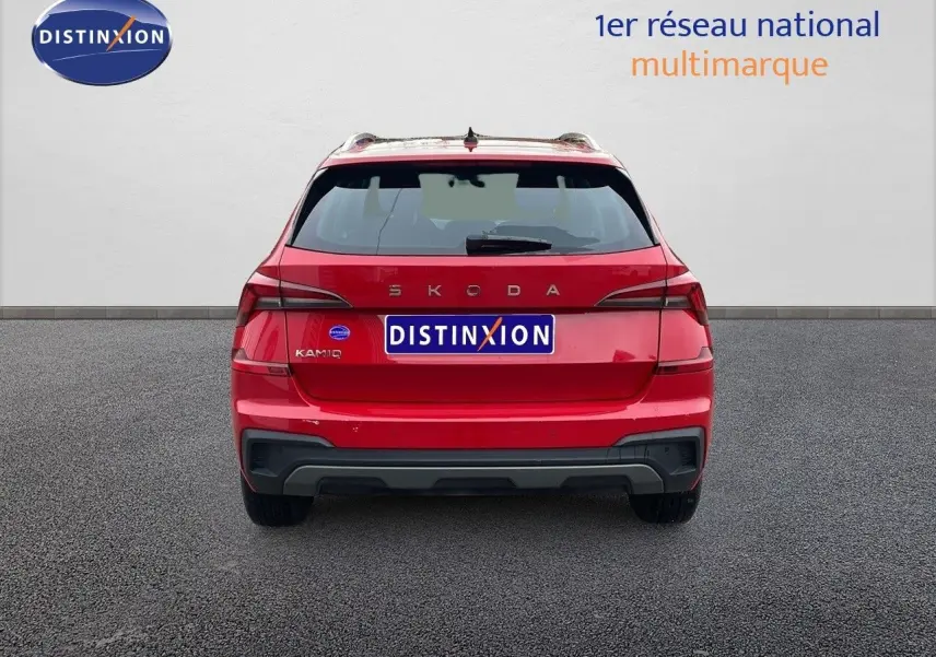 Vue arrière d'un Skoda Kamiq rouge Velvet Metal 2024 avec feux LED et hayon fermé sur sol gris.