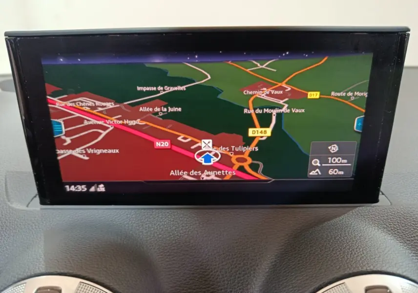 Écran tactile 8,3 pouces du système de navigation de l'Audi Q2 35 TFSI S Line Plus, affichant une carte colorée.