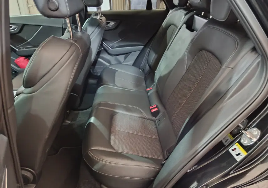 Vue intérieure côté droit des sièges arrière en cuir noir de l'Audi Q2 35 TFSI S Line Plus 2022.