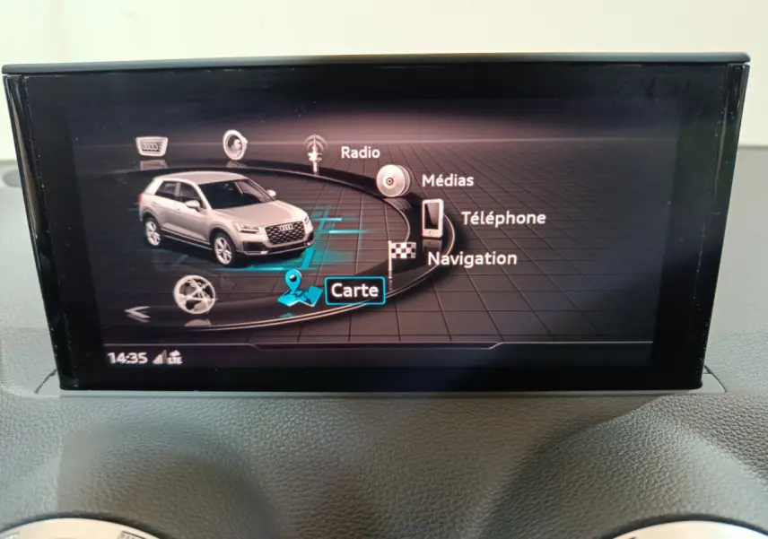 Écran tactile du système de navigation Audi Q2 affichant le menu principal avec icônes radio, médias, téléphone et carte.