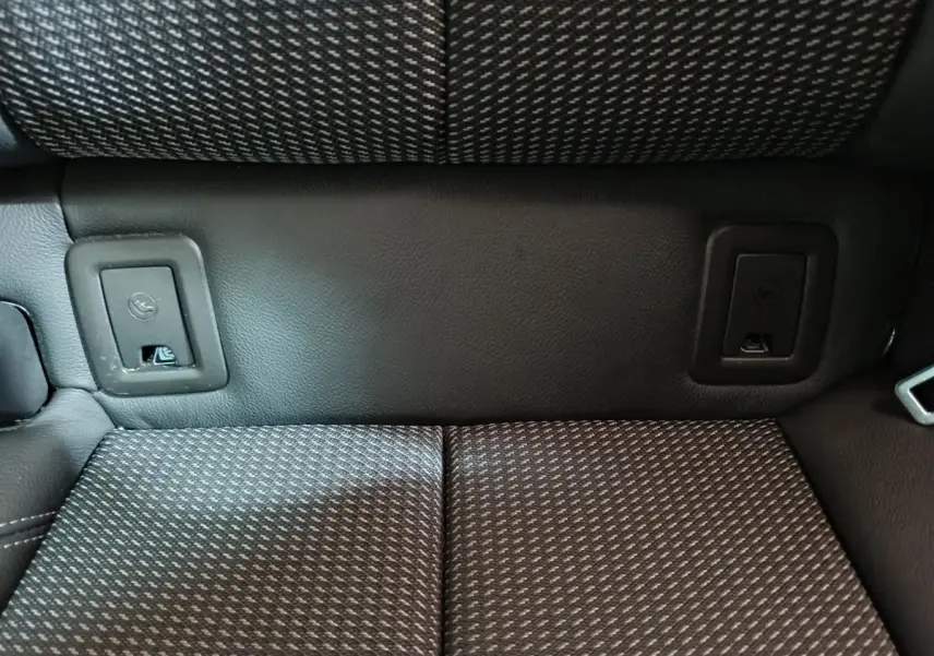 Gros plan sur la banquette arrière noire et grise de l'Audi Q2 35 TFSI 150 S Line Plus avec fixations Isofix visibles.