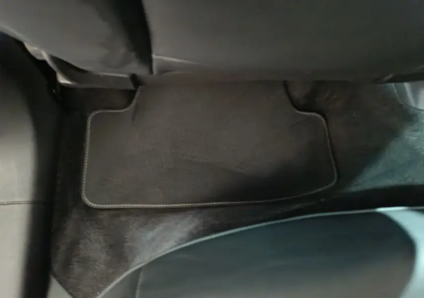 Plancher arrière noir avec tapis de sol et siège en cuir visible dans l'Audi Q2 35 TFSI S Line Plus 2022