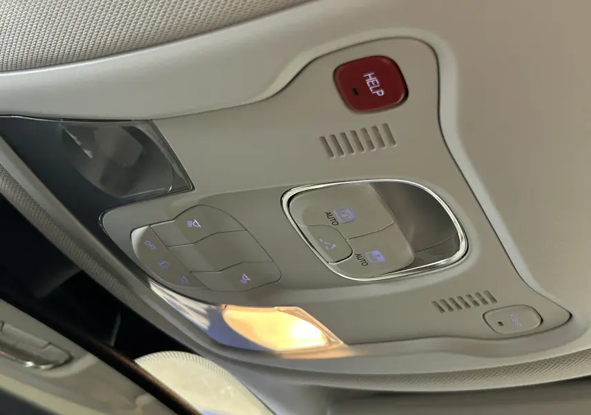 Plafonnier intérieur beige avec commandes d'éclairage et bouton d'assistance rouge dans une Jeep Renegade 2023.