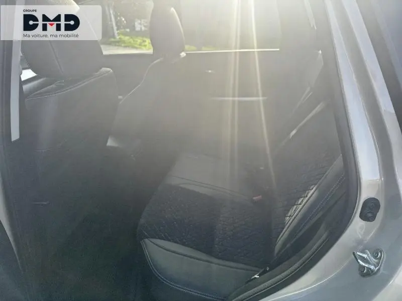 Vue intérieure côté droit sur la banquette arrière en suédine et cuir noir du Suzuki Vitara 1.4 Boosterjet Hybrid 2026.