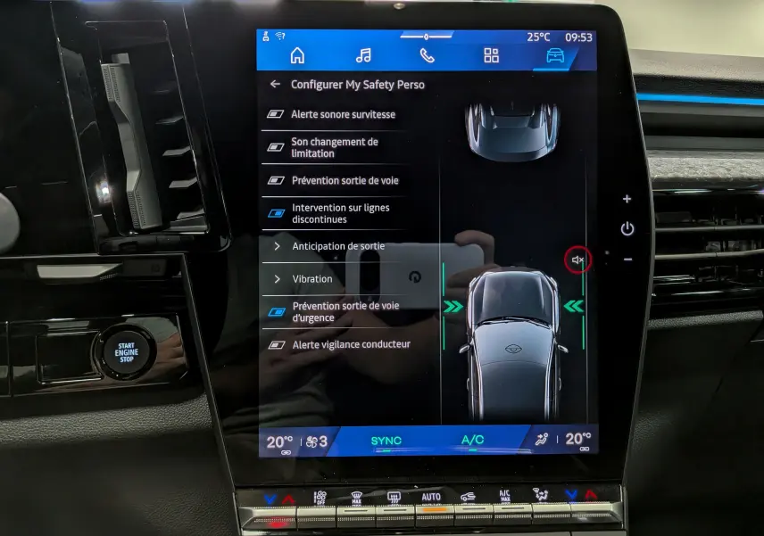 Écran tactile central de la Renault Rafale E-Tech 2026 affichant les réglages d’assistance à la conduite, intérieur noir avec bouton start engine.