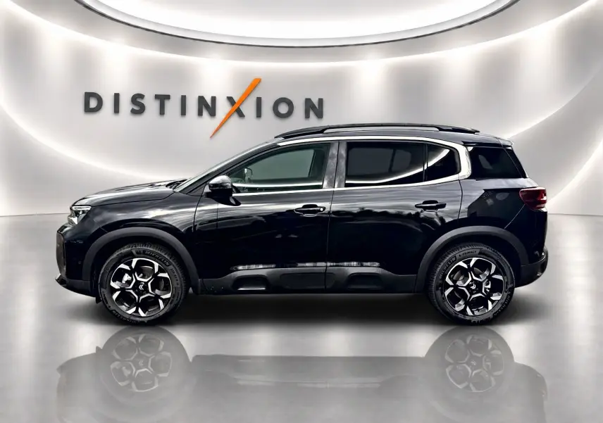 Profil droit du Citroën C5 Aircross noir 2025 avec barres de toit et jantes alliage distinctives.