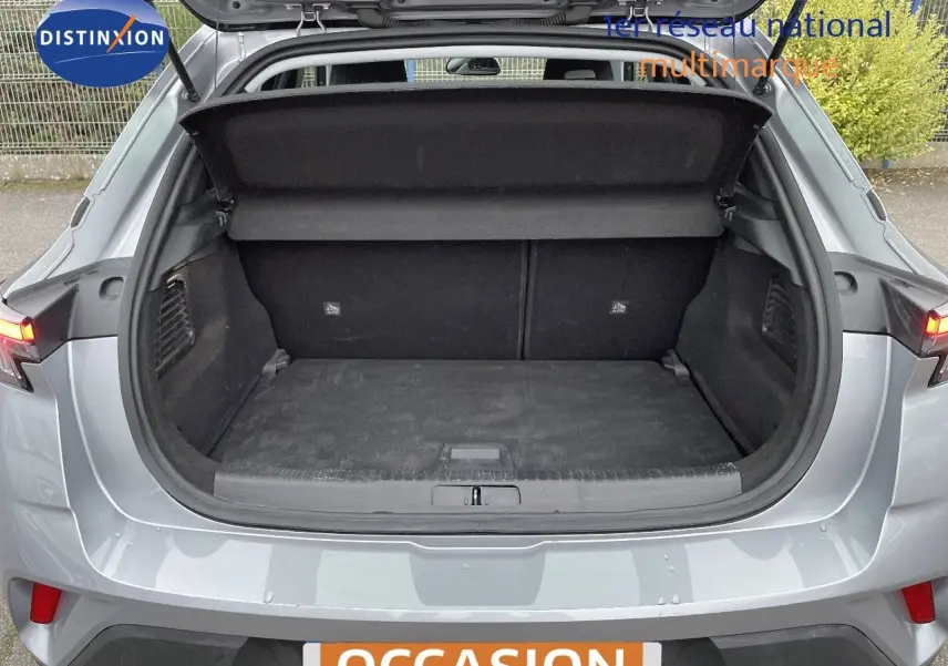 Coffre ouvert vu de l'arrière d'un Opel Mokka gris Artens Metal, montrant l'espace de chargement vide.